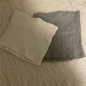 Bandotoppar❤️‍🔥 - Jätte fina Bandotoppar i storlek S och m, den vita är lite kortare och är i storlek s. Medans den gråa är lite längre och motsvarar m. Säljer pga inte kommer till användning🌼 40 kr st