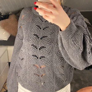 Stickad tröja  - Grå stickad tröja från lager 157, i jätte bra skick💞 frakt tillkommer!