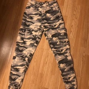 Camouflagebyxor från Madlady - Säljer nu dessa snygga camouflagebyxorna från madlady! Använd nån enstaka gång men så gått som nya! 