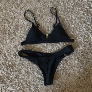 Bikini från Shein - Säljer denna bikini då den var alldeles för liten för mig, trosskyddet finns kvar på underdelen och den är i bra skick! Säljer båda delarna tillsammans🥰