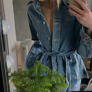 Carin Wester jeansjacka - Sååå snygg jeansjacka med band/skärp från Carin Wester. Ordentligt material, stora fickor och knappar framtill, bandet går både att knyta i ryggen samt framtil! Perfekt att ha som vårjacka💌 sparsamt använd!