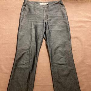 Snygga jeans köpt ifrån Plick! Snygg passform, sitter lite utsvängda längs benen.