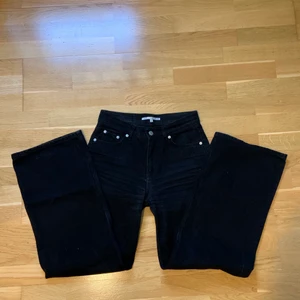 SVARTA JEANS - Säljer mina svarta jeans från Junkyard. Tyvärr för små för mig, men satt jättebra när jag kunde ha dem! 