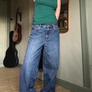 jeansssshhh - sköna baggy jeanse till salu, från weekday modell rail laver strl: 28/32. jag på bilden är 160 och brukar ha S och strl 27,28 i byxor och de sitter löst på mig i midjan och går ner till marken. bra skick, skön passform:) nypris: 600kr