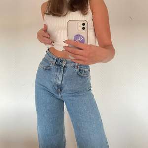 Blåa jeans från märket & Other Stories i storlek 36. Byxorna är i världigt gott skick och mycket sköna. Lite stretch i dem. Jag är 175cm ifall ni undrar😁