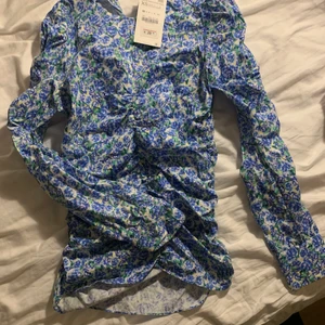 Zara blus - Blå mönstrad blus från zara, aldrig använd
