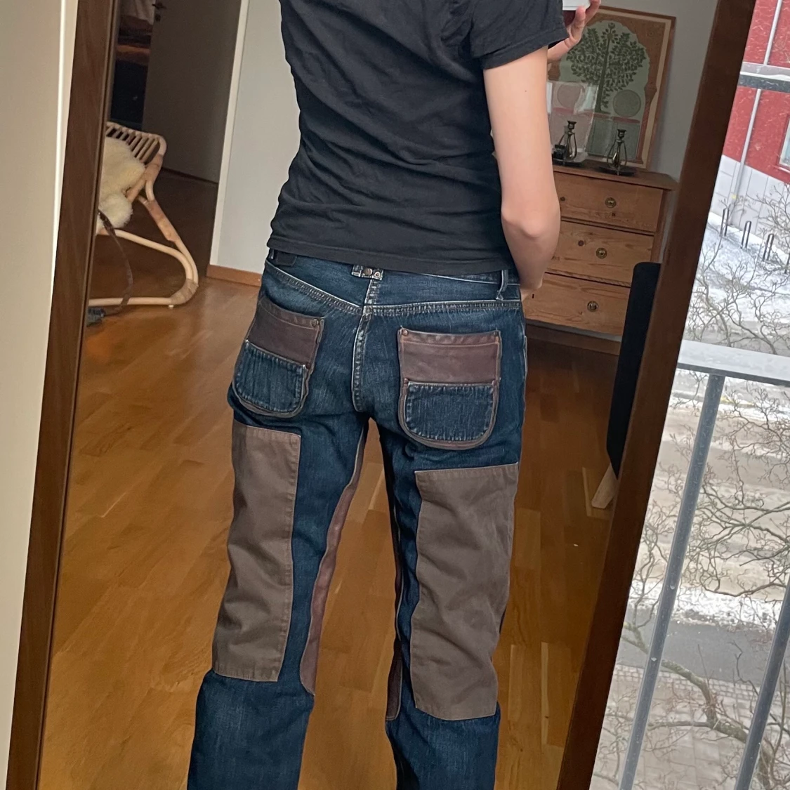 Jeans med läderdetaljer  - 90