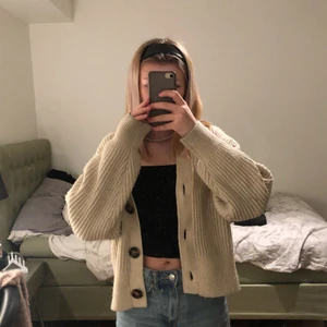 H&m kofta strl xs - Jätte fin och mysig beige kofta från H&m. Säljer pga att jag inte använder den längre. Inte alls stickig.