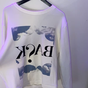 Tröja från Back - Står ingen storlek men skulle gissa på L då den är stor på mig som brukar ha M. Jättefin och bra kvalitet men tyvärr inte min stil längre.