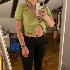 Jättesöt top - Köpt second hand, funkar också med tröja under! Nyskick!