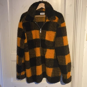 Fluffig rutig jacka - En jättemysig jacka från weekday! nypris ca 800kr. Säljer pga att den aldrig kommer till användning. notera att den inte har fickor, bara en bröstficka. Står ingen storlek men skulle gissa på L