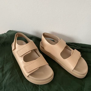 Arket sandaler - Helt oanvända chunky leather sandals från Arket. Nypris 1500kr. Säljer då dem inte passar.