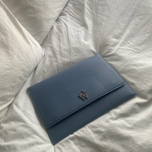 Blått datorfodral från Carin Wester - Super snyggt datorfodral som tyvärr inte passade min dator. Köpte för 400kr, och har aldrig använt men den har lite ”veck”, och en väldigt liten svart prick som var där när jag köpte den☺️