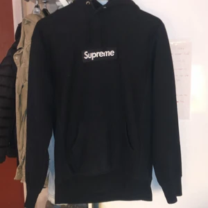 Supreme hoodie box logo - Hoodie i bra skick, används inte längre därför säljs den. Storlek S. 