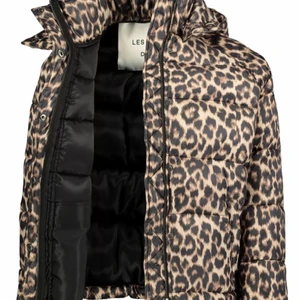 Les coyotes de paris fodrad jacka - Cool vinter höst jacka i märket les coyotes de paris. Köpt på Lucca i Stockholm helt i nyskick. Storlek 10-12 år, 152 cm.