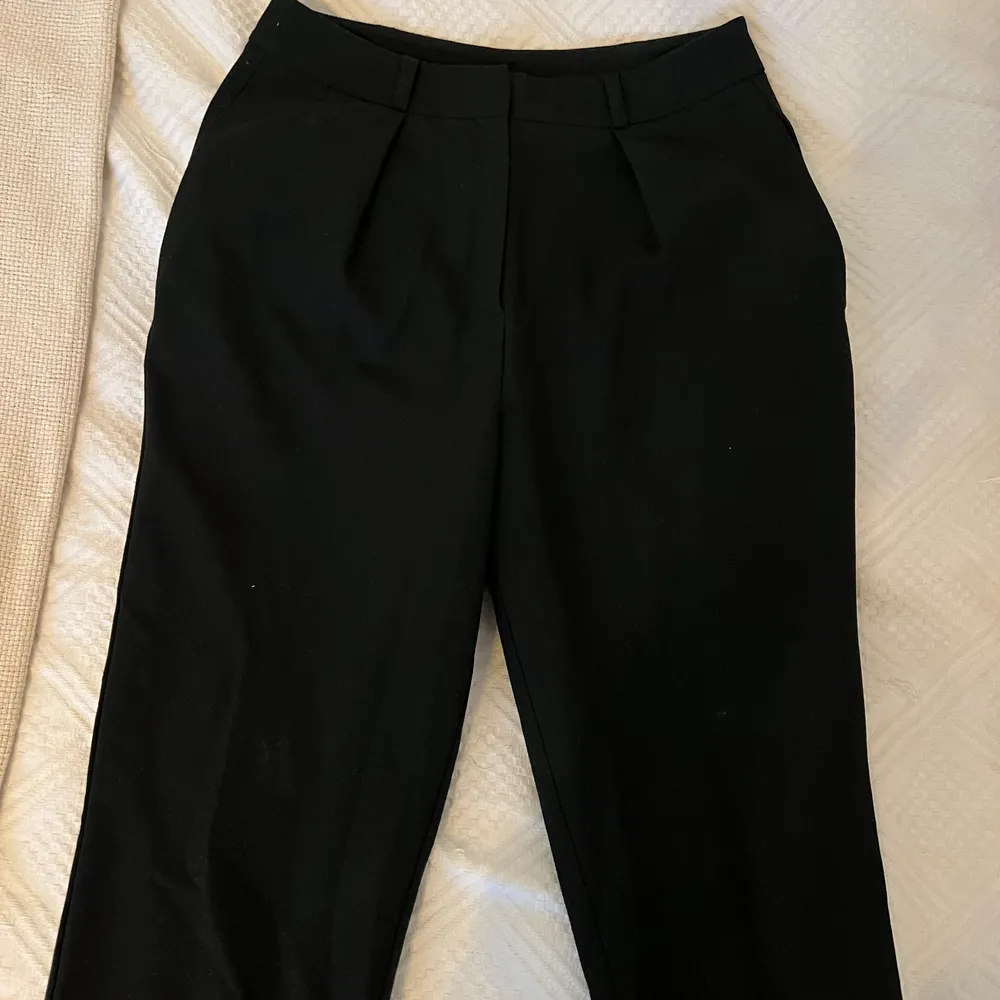 Svarta kostymbyxor med fickor! Jag är 168 cm🥰 Bjuder på spårbar frakt . Jeans & Byxor.