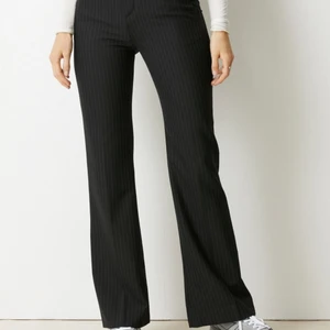 Lois jeans: utsvängda kostymbyxor  - Helt nya aldrig använt köpte fel storlek va på semester och hann inte lämna tillbaka. De mest perfekt kostymbyxorna, går att klä upp med en sticka tröja, eller lite mer fancy med skjorta och en kavaj över 🤩. Storlek M/L 