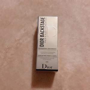 Helt ny oöppnad dior foundation i nummer 2WO