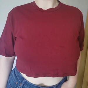 Red t-shirt croptop - Red t-shirt croptops from monki 
