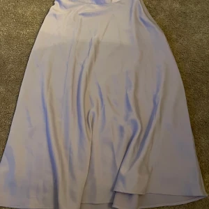 Ljuslila långkjol storlek 34 - Jätte fin men tyvärr för liten för mig i midjan.