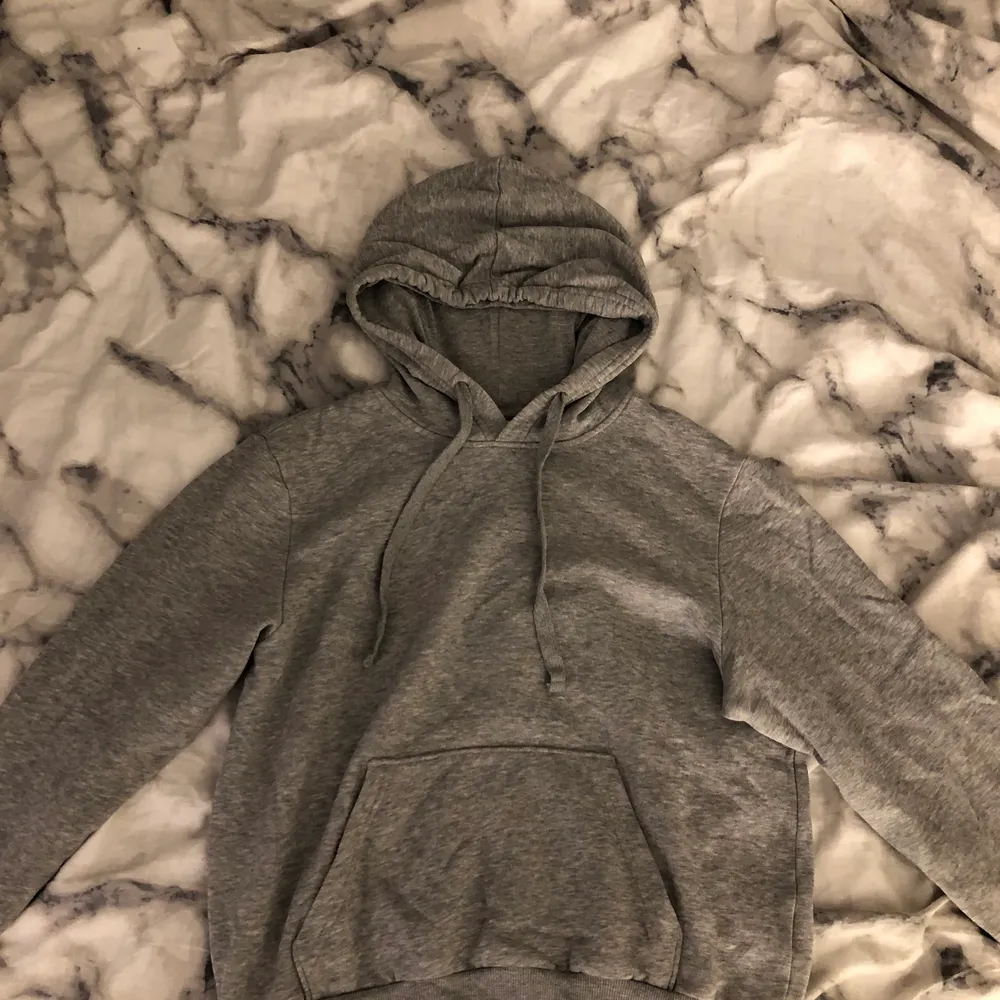 Jag säljer en grå hoodie i storlek s men skulle kunna passa dig som bär xs också🥰 Säljer den då den blivit lite liten för mig och har flera gråa hoodies så behöver inte denna längre. Väldigt fint skick, knappt använd. Köparen står alltid för frakt!💖 Skriv privat om du vill fråga något eller köpa den💖. Hoodies.