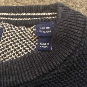 Nypris - 1099 kr.                                                                                                  —————                                              Den här stickad Gant tröjan är knappt använd. Pris kan förhandlas. Kontakta om det är något intresse.