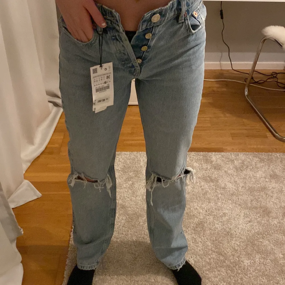 Säljer dessa jeans från zara helt nya men de passar tyvärr inte på mig st 36. Jeans & Byxor.