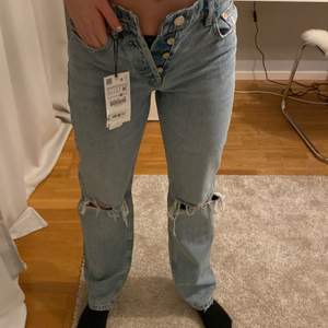 Säljer dessa jeans från zara helt nya men de passar tyvärr inte på mig st 36