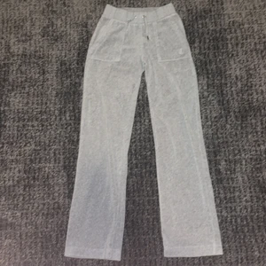 Juicy couture  - 2 månader gammal knappt använda, säljer för köpte fel storlek. Ingen skada super snygga.