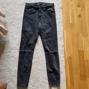 Zara svarta byxor strl 38 - Sitter snyggt på, hål i knäna 