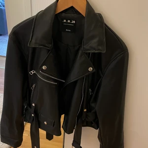 Läderjacka  - Superfin imitations läderjacka från Bershka i storlek M. Passar alla mellan XS-M. Inga skavanker, som ny.