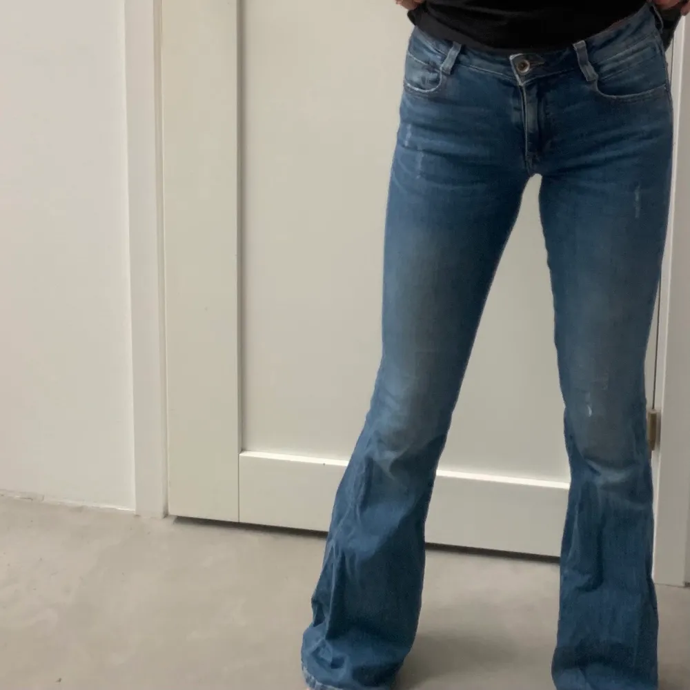 Säljer dessa perfekta o trendiga jeansen från zara pga att de börjar bli lite för små för mig. De är använda men i fint skick och perfekt längd på benen och var de sitter i midjan👖💕 skriv om fler bilder önskas.. Farkut & Housut.