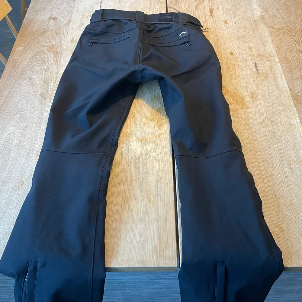 Säljer dessa skidbyxor/snowboardbyxor i storlek xs. Orginal pris 1499kr. Använda 1 gång alltså helt som nya. Kan mötas runt Åre eller posta🤘🏼 är 165. Jeans & Byxor.