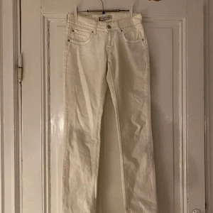 Lågmidjade jeans - Säljer ett par lågmidjade jeans som jag köpte på Plick men de var tyvärr inte rätt storlek för mig! 🤎