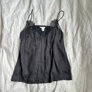 linne i satin med spets - vill bli av med en hel del, se profilen, pris kan absolut diskuteras! 