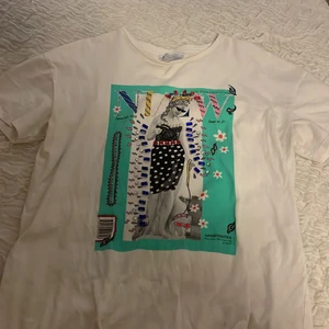 Jätte cool t-shirt från Zara💚 - Jätte cool t-shirt från zara i storlek S, skulle dock säga att det motsvarar m/s. Fått många komplimanger över denna coola tröja. Ordinariepris 350 kr💓