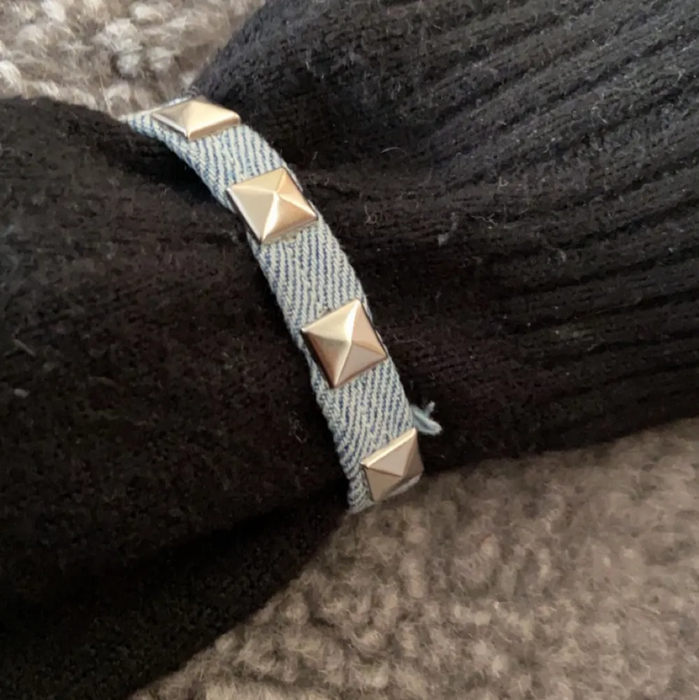 Egengjort blått jeansarmband med nitar🌟  för perfekt passform mät din handled så tillverkar jag efter dina mått.  Ps frakten blir billigare om jag postar med frimärken😉. Accessoarer.