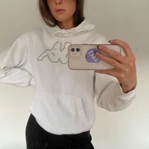 Kappa hoodie - Vit hoodie från märket Kappa, i storlek S. Jag är 175cm🤝