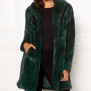 Fuskpäls kappa - Säljer denna fina kappa i mörkgrön fuskpäls. Mycket sparsamt använd, därav i mycket fint skick. Skriv till mig privat för bilder på min egen💚
