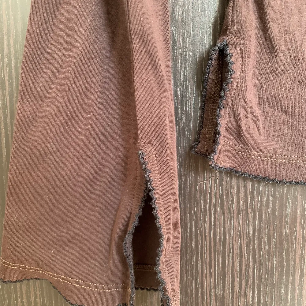Superfin långärmad brun tröja med broderat mönster med paljetter ☺️ Den är köpt från en tjej på Instagram som köpt den vintage! Jag bjuder på frakt med frimärken 💓. Toppar.