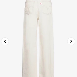 Levi’s Ribcage - Gräddvita Levi’s jeans i storlek W26 L33. Sitter tight i midjan och över rumpan, och löst i benen. Köpta för 1249 och använda ett fåtal gånger. Skriv om du har frågor eller önskar fler bilder. 🌞  Kan mötas upp i Stockholm eller posta mot att köparen betalar frakt. 