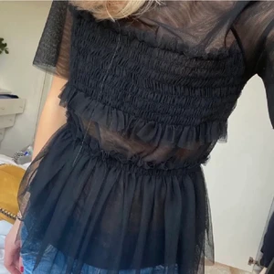 Svart topp🥰🥰 - Använt 1gång, väldigt bra skick💞💞 köparen står för frakten