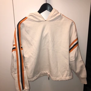 Croppd Hoddie  - En snygg croppad hoodie från M&S collection. Storlek S. Gott skick! 