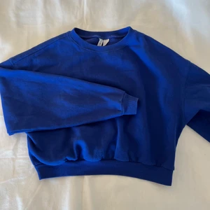 Blå tröja  - En blå kroppad tröja ifrån h&m köpt för längesedan mycket fin blå färg, knappt använd. Storlek S 