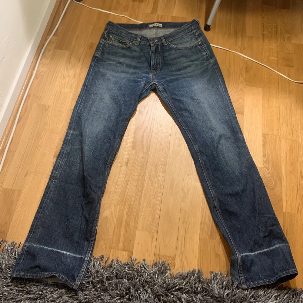 Acne jeans i storlek 34/32, modell ”mic/desert”. Byxorna sitter ganska luftigt och väldigt bekvämt. De är i bra skick bortsett från hålen på nedre benen. Pris kan diskuteras. Jeans & Byxor.