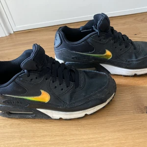Nike air max  - Snygga Nike air max med silverdetaljer. Bra skick, går att tvätta. 