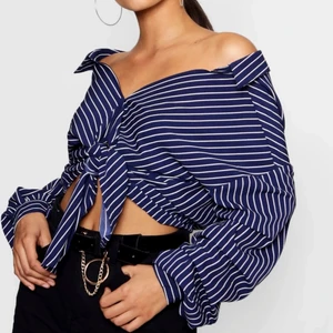 Boohoo skjorta - As snygg skjorta från boohoo jag använt 1-3 gånger! Den är som ny! Kan skicka fler bilder om det behövs. Det är en 38 men lite oversize så hade passat 38-42 tror jag till o med!  🥰 