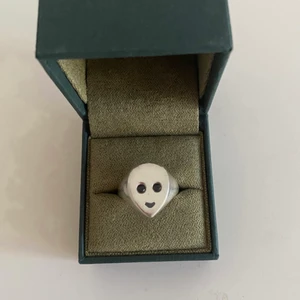 Maria Nilsdotter ailien ring - Min superfina maria nilsdotter ”ailien” ring. Storleken är 17, nypriset är 2000 och jag vill endast sälja för bra bud!💕 