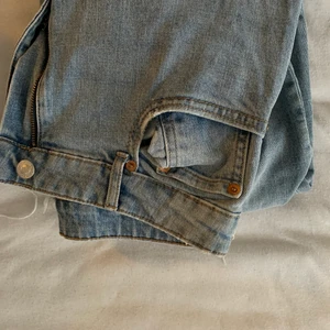 Blåa jeans från Lager 157 - Korta i modellen med fransar där dem slutar. Bra skick 