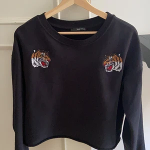 Svart tröja  - Mycket nytt och rent‼️ Inte smutsig alls.  Svart färg.🖤  Storlek: S/M.  köpt från usa.🇺🇸  Kan skicka fler bilder om du vill😊